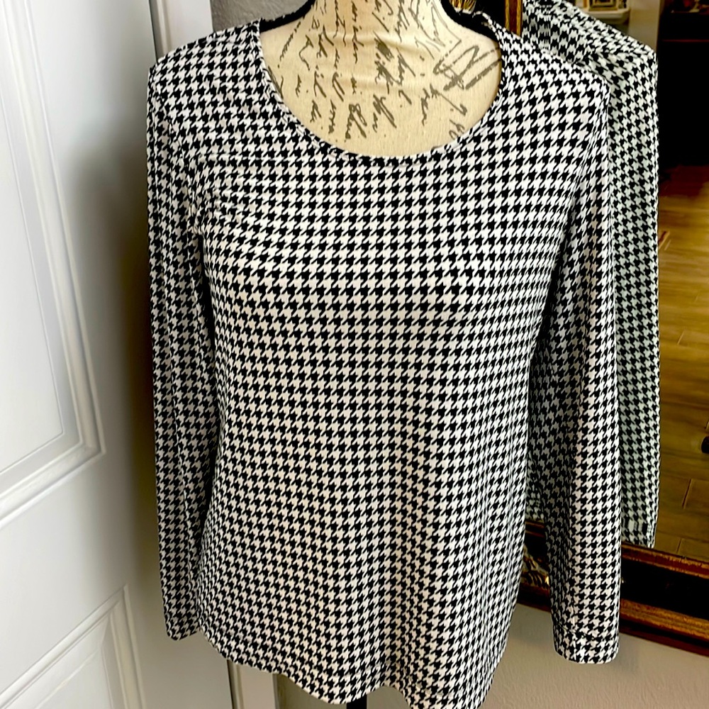 Chicos houndstooth long sleeve top; great basic for the office